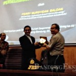 PENYERAHAN: Kepala Sespim Polri Irjen. Sadar Sebayang (kanan) memberikan cenderamata kepada Menteri Agraria dan Tata Ruang Ferry Mursydan Baldan (kiri), kemarin.