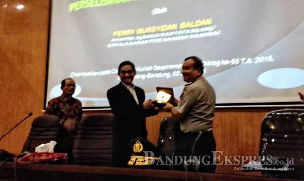 PENYERAHAN: Kepala Sespim Polri Irjen. Sadar Sebayang (kanan) memberikan cenderamata kepada Menteri Agraria dan Tata Ruang Ferry Mursydan Baldan (kiri), kemarin.