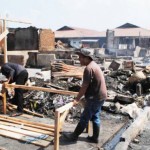 BERJIBAKU: Pedagang mendirikan kios sementara di depan lokasi kebakaran Pasar Induk Gedebage, Jalan Soekarno Hatta, Kota Bandung, Jumat (24/7).