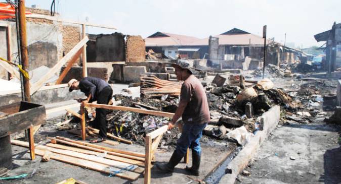 Bansos untuk Pedagang Korban Kebakaran BERJIBAKU: Pedagang mendirikan kios sementara di depan lokasi kebakaran Pasar Induk Gedebage, Jalan Soekarno Hatta, Kota Bandung, Jumat (24/7).