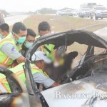 TERHIMPIT: Polisi dibantu TNI dan petugas Tol Cipali mengevakuasi penumpang yang tewas terpanggang setelah Gran Max meledak seketika di KM 178, Sumberjaya Kabupaten Majalengka, kemarin (6/7)