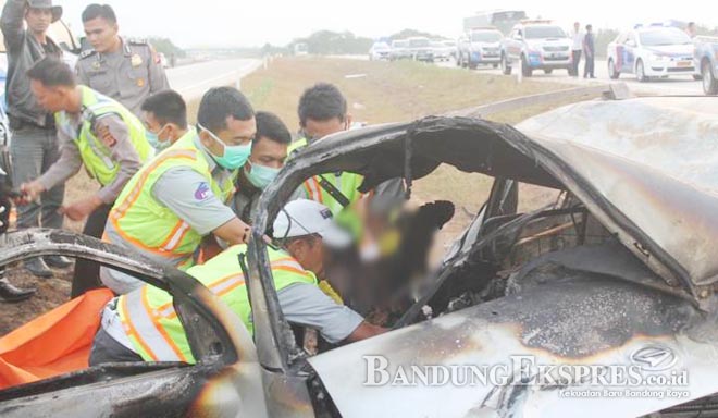 Begini Cara Polisi Cegah Kecelakaan di Tol Cipali TERHIMPIT: Polisi dibantu TNI dan petugas Tol Cipali mengevakuasi penumpang yang tewas terpanggang setelah Gran Max meledak seketika di KM 178, Sumberjaya Kabupaten Majalengka, kemarin (6/7)