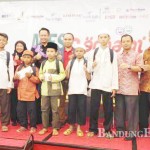 OMPAK: Anggota Masyarakat Ekonomi Syariah (MES) bersama anak-anak yatim dhuafa saat acara MES Berbagi di Hotel Ibis Style, Jalan Braga, belum lama ini.