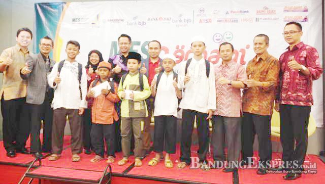 OMPAK: Anggota Masyarakat Ekonomi Syariah (MES) bersama anak-anak yatim dhuafa saat acara MES Berbagi di Hotel Ibis Style, Jalan Braga, belum lama ini.