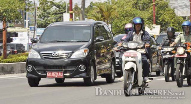MOBIL DINAS