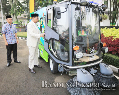 Mobil Sampah Punya Pemerintah MOBIL PEMBERSIH