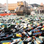 MUSNAHKAN BARANG BUKTI: Polres Serang melakukan pemusnahan 7.000 botol minuman keras, di Mapolres Serang, belum lama ini. Ribuan botol minuman dari berbagai merak tersebut merupakan hasil razia rutin yang dilakukan Polres Serang pada Ramadan.