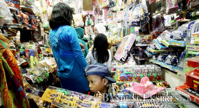 Anak-anak Serbu Toko Mainan Mainan anak