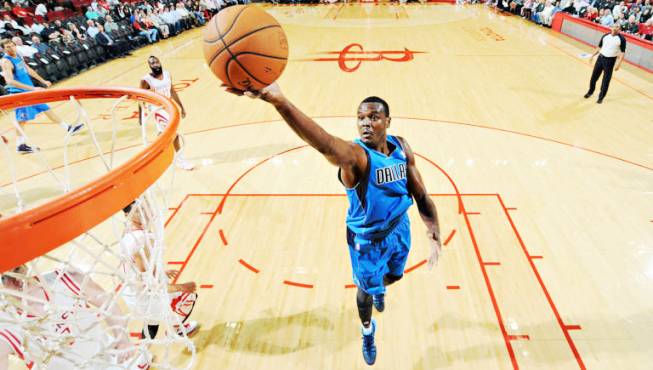 TUTUP LUBANG: Kegagalan merekrut DeAndre Jordan membuat tim Dallas Mavericks berpaling dan langsung merekrut Samuel Dalembert untuk memperkuat timnya musim 2015-2016.