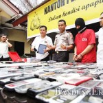 F. CECEP MULYANA/BATAM POS AHLI: Ratusan ponsel yang digasak Chen, spesialis jambret, ditunjukkan dalam ekspos di Mapolsek Lubukbaja kemarin (30/6). Karena kehebatannya tersebut, dirinya dijuluki ’’Si Tangan Setan’’.