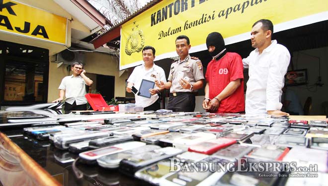 F. CECEP MULYANA/BATAM POS AHLI: Ratusan ponsel yang digasak Chen, spesialis jambret, ditunjukkan dalam ekspos di Mapolsek Lubukbaja kemarin (30/6). Karena kehebatannya tersebut, dirinya dijuluki ’’Si Tangan Setan’’.