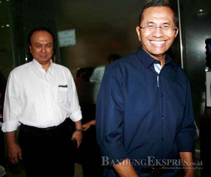 MIFTAHUL HAYAT/JAWA POS BERI KETERANGAN: Dahlan Iskan di Bareskrim usai diperiksa sebagai saksi.