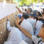JP PHOTO HASIL PENGUMUMAN: Siswa SMP yang ikut ujian masuk SMA melalui PPDB saat melihat hasil ujian masuk kemarin. Sementara itu, di Cimahi banyak sekolah yang melakukan diskriminasi saat pendaftaran.