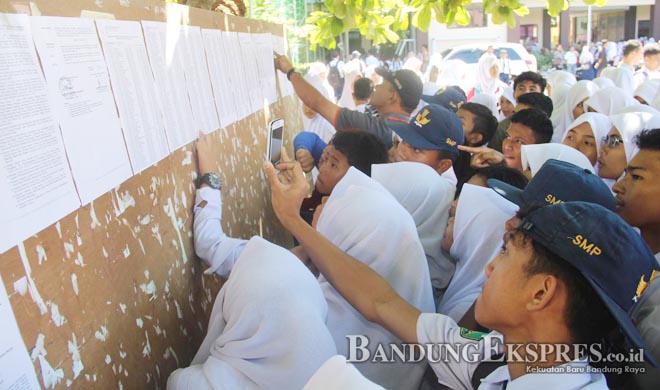JP PHOTO HASIL PENGUMUMAN: Siswa SMP yang ikut ujian masuk SMA melalui PPDB saat melihat hasil ujian masuk kemarin. Sementara itu, di Cimahi banyak sekolah yang melakukan diskriminasi saat pendaftaran.