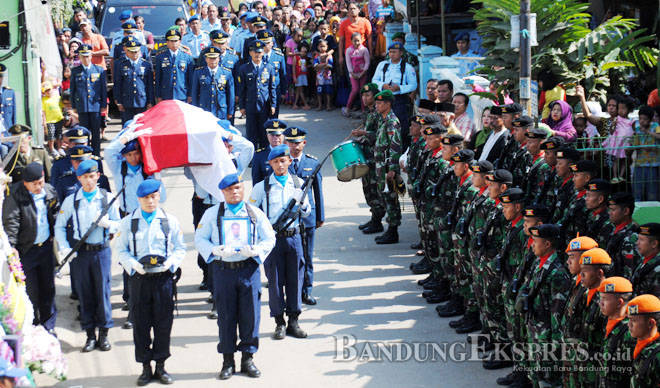 Pemakaman Korban Hercules - bandung ekspres