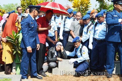 Pemakaman Korban Hercules istri dan anak Serka Kaliman - bandung ekspres