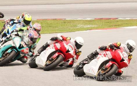 ISTIMEWA JUARA: Pebalap binaan PT Astra Honda Motor (AHM) M Fadli Immammuddin terdepan di ajang Asia Road Racing Championship (ARRC) seri kedua di Sirkuit sentul Bogor beberapa waktu lalu. Untuk ARRC seri ketiga, AHM siapkan tiga pebalap unggulan.