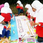 ISTIMEWA MELUKIS: Para peserta Pesantren Ramadan saat menuangkan kreativitas di halaman Masjid Salman ITB, Jalan Ganesa, kemarin (1/7).