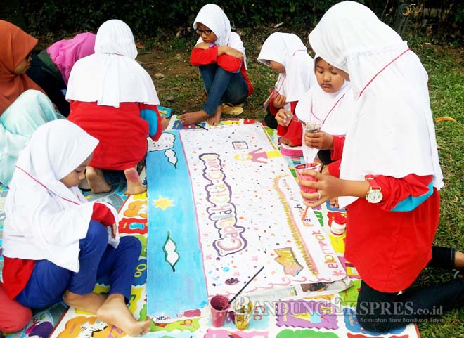 ISTIMEWA MELUKIS: Para peserta Pesantren Ramadan saat menuangkan kreativitas di halaman Masjid Salman ITB, Jalan Ganesa, kemarin (1/7).