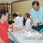 JALANI TES: Bakal Calon Bupati Bandung H Deki Fajar diperiksa dokter bersama kandidat lain di RS Al Ihsan, Kabupaten Bandung kemarin (29/7).