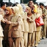 ISTIMEWA SALING MEMAAFKAN: Sejumlah PNS tengah bersalam-salaman saat Lebaran tahun lalu. Hari ini, PNS aktif bekerja setelah libur Lebaran 1436 H.