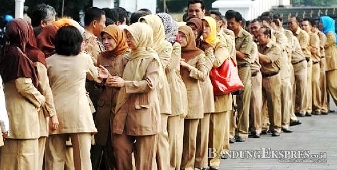 ISTIMEWA SALING MEMAAFKAN: Sejumlah PNS tengah bersalam-salaman saat Lebaran tahun lalu. Hari ini, PNS aktif bekerja setelah libur Lebaran 1436 H.