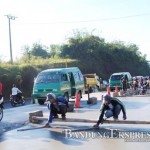 AMRI RACHMAN DZULFIKRI/BANDUNG EKSPRES LAKUKAN PERSIAPAN: Sejumlah kendaraan melintasi satu ruas jalan di Jalan Raya Nagreg, Kabupaten Bandung, Jumat (12/6). Jalan tersebut diperbaiki untuk persiapan kelancaran arus mudik 2015 bulan depan.