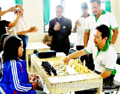 TANDING: Sejumlah atlet catur saat melakukan pertandingan eksibisi, beberapa waktu yang lalu.