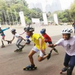 MELUNCUR: Para atlet dari cabang olahraga sepatu roda melaju bersamaan saat menjalani latihan bersama. Mereka tengah di persiapkan untuk menghadapi Malaysia Open