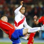 ISTIMEWA DUEL: Pemain timnasional Cile sedang berbut bola dengan pemain dari timnas Peru dalam pertandingan lanjutan Copa America 2015 yang dimenangkan Cile dengan skor 2-1.