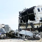 TINGGAL PUING: Personel TNI bersama Petugas PMI dan Basarnas menggunakan alat berat melakukan evakuasi pesawat Hercules C-130 yang jatuh di Jalan Jamin Ginting, Medan, Sumatera Utara.