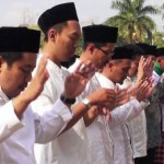 VERA/SOREANG EKSPRES KHUSUK: Ribuan jamaah saat menggelar salat Istisqa di Lapangan Upakarti Kabupaten Bandung kemarin.