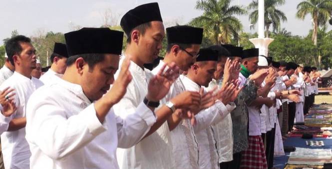 VERA/SOREANG EKSPRES KHUSUK: Ribuan jamaah saat menggelar salat Istisqa di Lapangan Upakarti Kabupaten Bandung kemarin.