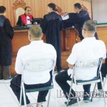 BUBUN MUNAWAR/CIMAHI EKSPRES DAKWAAN: Jaksa Penuntut Umum menyerahkan berkas surat dakwaan kepada maejlis hakim, usai pembacaan surat dakwaan untuk perkara tiga pengusaha travel, belum lama ini.