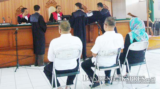 BUBUN MUNAWAR/CIMAHI EKSPRES DAKWAAN: Jaksa Penuntut Umum menyerahkan berkas surat dakwaan kepada maejlis hakim, usai pembacaan surat dakwaan untuk perkara tiga pengusaha travel, belum lama ini.