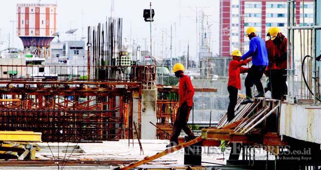 Ilustrasi/istimewa RAWAN KECELAKAAN: Para pekerja bangunan menjadi salah satu pekerjaan yang memiliki risiko tinggi termasuk kematian.