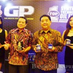 ISTIMEWA PELUNCURAN: Presiden and CEO PT Topindo Atlas Asia Arief Goenadibrata (kedua kanan) didampingi Vice Presiden Sales and Marketing PT Topindo Atlas Asia Budhi Hendarto (ketiga kanan) menunjukkan Oli Top 1 GP 15W-40 dan Top 1 Synthetic Technology Oil Filter di Trans Studio Hotel Selasa (30/6).