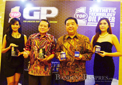 ISTIMEWA PELUNCURAN: Presiden and CEO PT Topindo Atlas Asia Arief Goenadibrata (kedua kanan) didampingi Vice Presiden Sales and Marketing PT Topindo Atlas Asia Budhi Hendarto (ketiga kanan) menunjukkan Oli Top 1 GP 15W-40 dan Top 1 Synthetic Technology Oil Filter di Trans Studio Hotel Selasa (30/6).