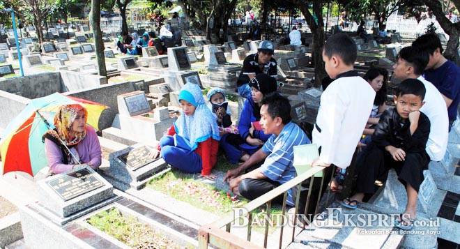 TPU Sirnaraga Dipenuhi Peziarah