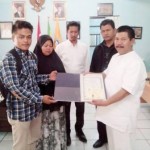 BEBAS TUNGGAKAN: Kepsek SMKN 6 Bandung Ramdan, menyerahkan ijazah asli milik Taofik Hamdani kemarin (24/7).