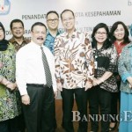 SINERGIS: Dirjen Guru dan Tenaga Kependidikan Kemendikbut Sumarna Surapranata (ketiga kiri), Direktur Utama Bank bjb Muhammad Irfan (keempat kiri) bersama jajarannya usai penandatanganan MuO penyaluran tunjangan bagi guru se-Indonesia di Kantor Kemendikbud kemarin (27/7)