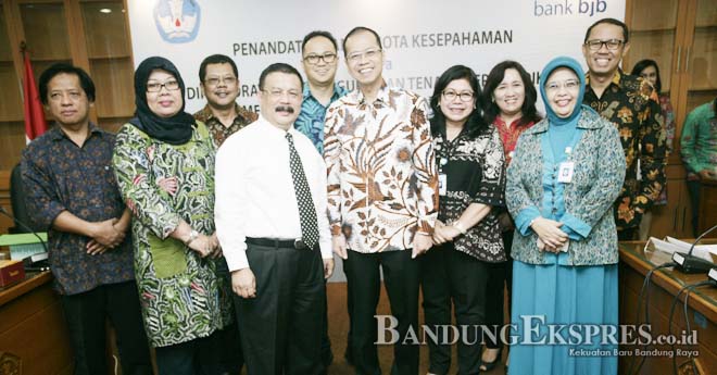 SINERGIS: Dirjen Guru dan Tenaga Kependidikan Kemendikbut Sumarna Surapranata (ketiga kiri), Direktur Utama Bank bjb Muhammad Irfan (keempat kiri) bersama jajarannya usai penandatanganan MuO penyaluran tunjangan bagi guru se-Indonesia di Kantor Kemendikbud kemarin (27/7)