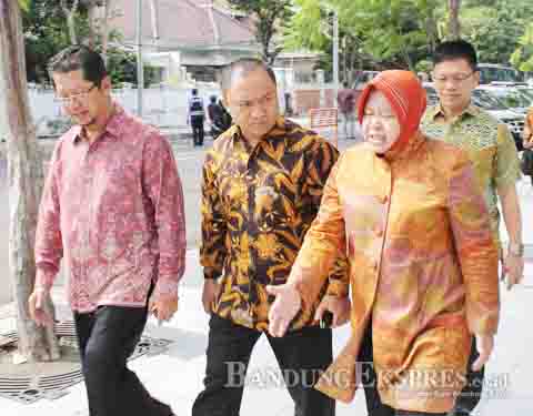 Koalisi Majapahit Ancam Boikot Pilwalkot YUDI PERDANA/JP PHOTO KUAT: Wali Kota Surabaya Tri Rismaharini akan diusung kembali oleh PDIP pada pemilihan kepala daerah mendatang. Namun majunya Risma menimbulkan gejolak, karena dirinya dianggap tidak punya lawan dalam pilwalkot.