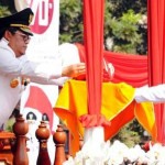 SERAHKAN BENDERA: Gubernur Jabar Ahmad Heryawan mengambil bendera dari anggota Paskibraka dalam upacara peringatan kemerdekaan, Senin (17/8). Heryawan meminta agar Indonesia tidak tergantung bangsa lain ke depannya.