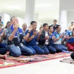 BERDOA: Gubernur Jawa Barat Ahmad Heryawan saat memimpin doa bersama sesaat sebelum Persib berlaga dalam final ISL beberapa waktu lalu.