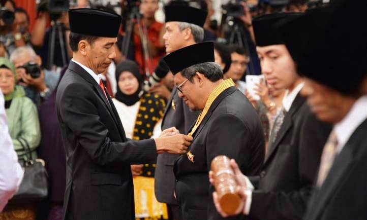 Aher Raih Bintang Jasa Utama Aher Raih Bintang Jasa Utama