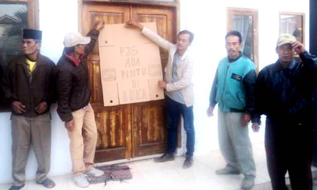 Aparat Gembok Kantor Desa