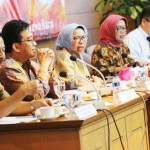 ISTIMEWA BERI PENJELASAN: Jajaran pimpinan kantor Bank Indonesia Jawa Barat saat menggelar jumpa pers di Kota Bandung kemarin (20/8).