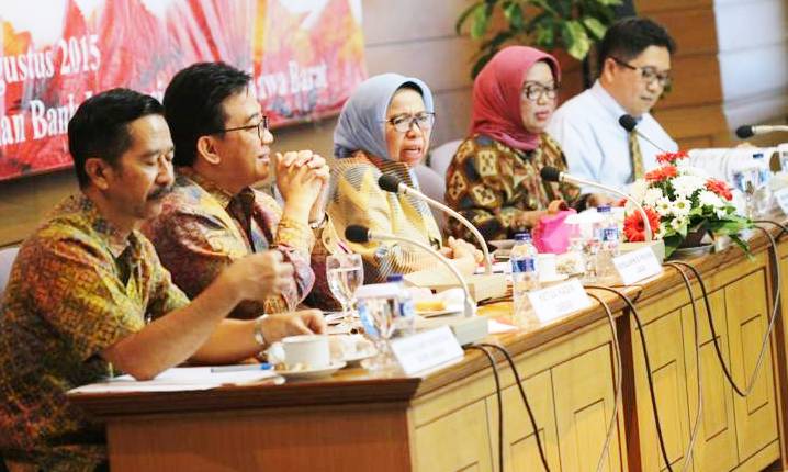 ISTIMEWA BERI PENJELASAN: Jajaran pimpinan kantor Bank Indonesia Jawa Barat saat menggelar jumpa pers di Kota Bandung kemarin (20/8).