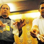 TUNJUKAN BARANG BUKTI: Kasubdit II AKBP Nugroho Arianto (kiri) menunjukkan barang bukti pil ekstasi dan sabu saat gelar perkara kasus penyalahgunaan narkotika di Mapolda Jabar, jalan Soekarno-Hatta, Kota Bandung, Selasa (11/8).